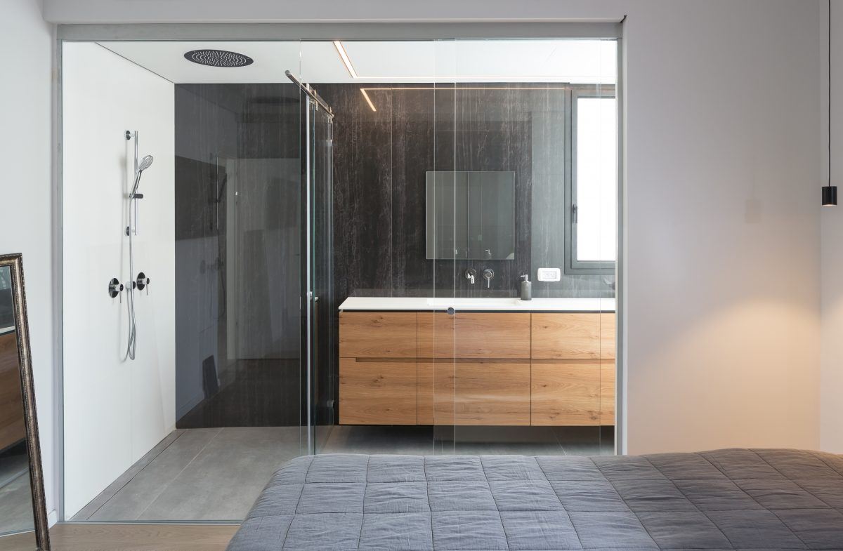 Penthouse apartment – Ra'anana תאורה מעוצבת בחדר המקלחת עוצבה על ידי קמחי דורי